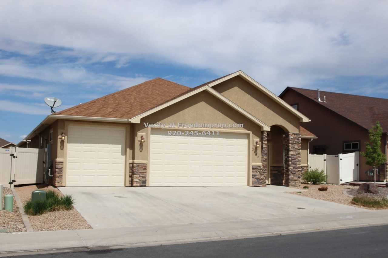 2482 Wolcott Ave - Photo 2 of 20