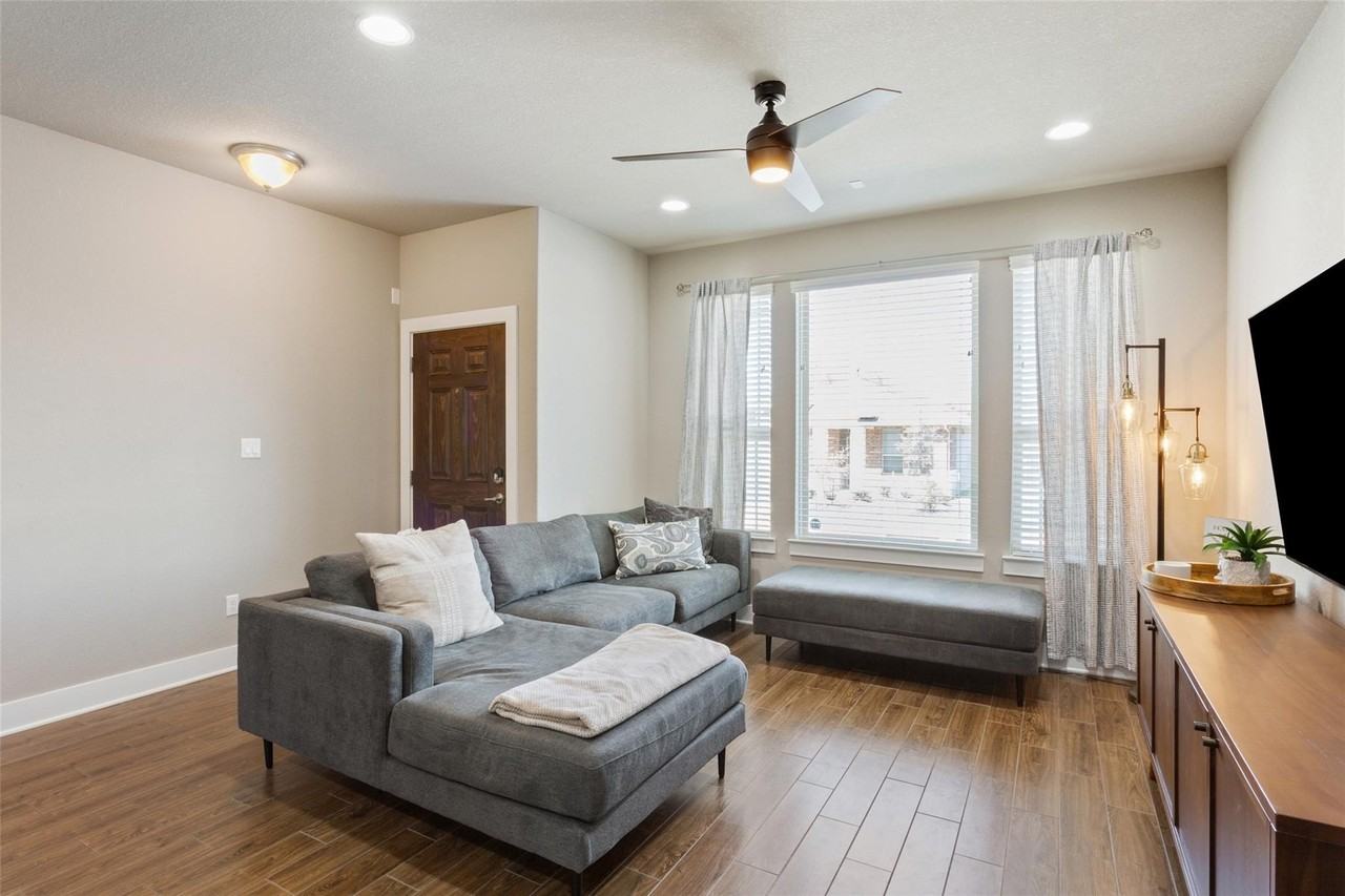 904 Olive Creek Dr - Photo 4 of 23