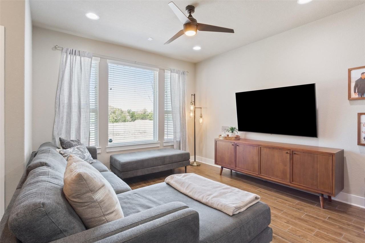 904 Olive Creek Dr - Photo 5 of 23