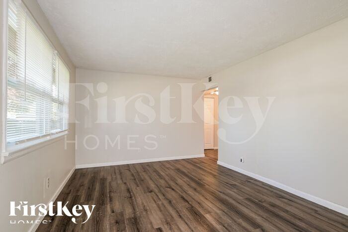 514 Saratoga Ln - Photo 3 of 16