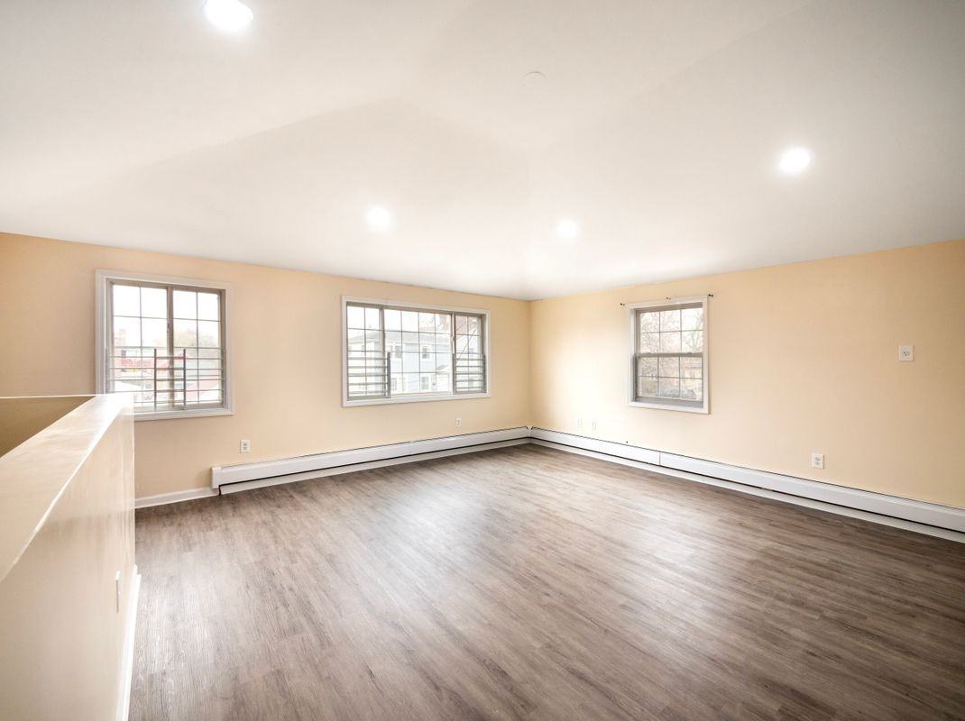 13711 220th Pl - Photo 3 of 8