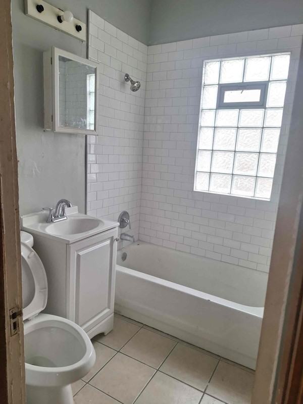 2431 W Auer Ave - Photo 2 of 2