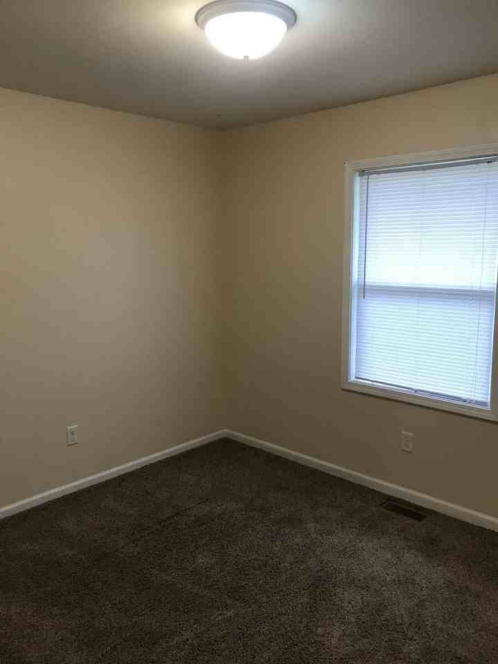 917 Titus Ave - Photo 3 of 4