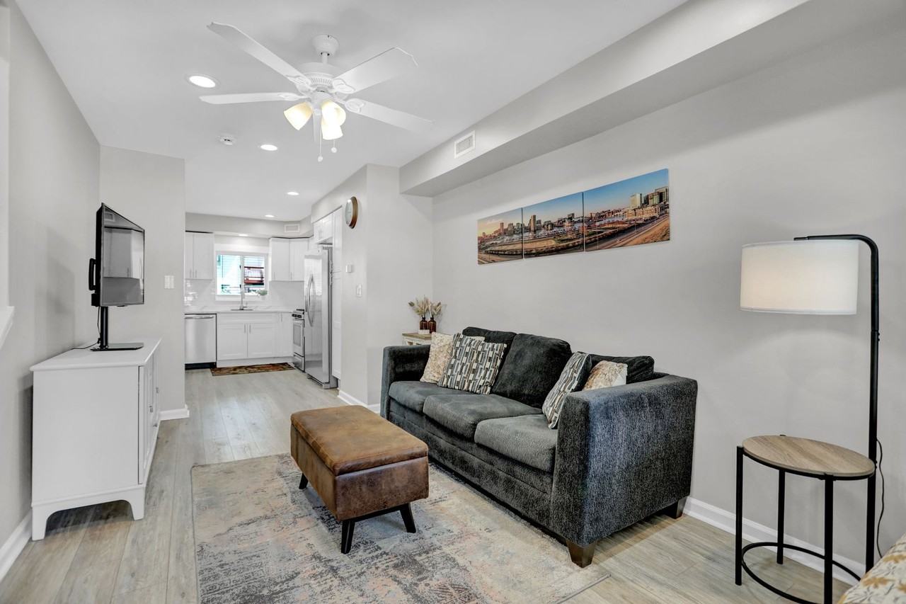 1207 Anglesea St - Photo 3 of 29