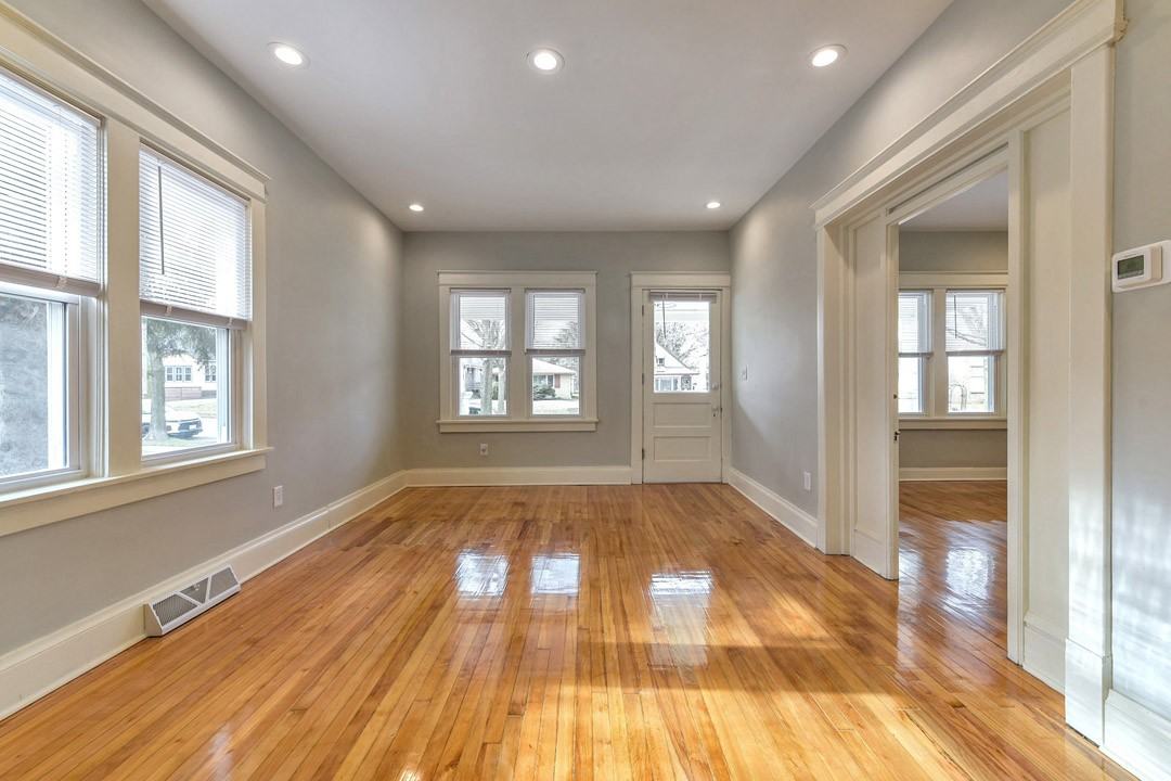 3756 S Whitnall Ave - Photo 3 of 15