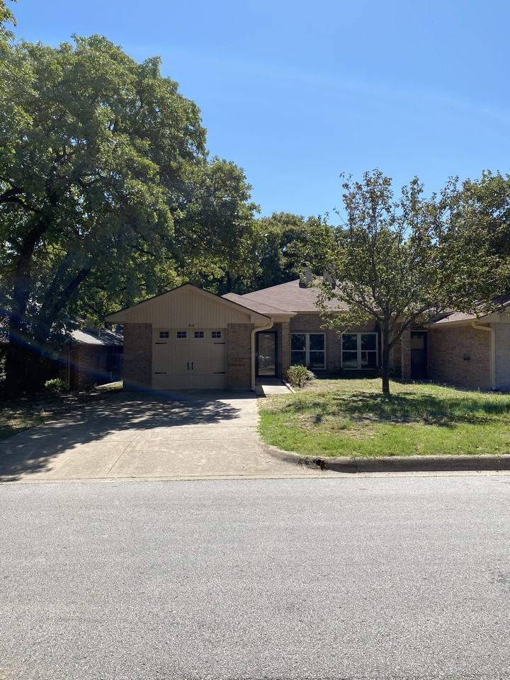 414 Lochridge Dr - Photo 2 of 22