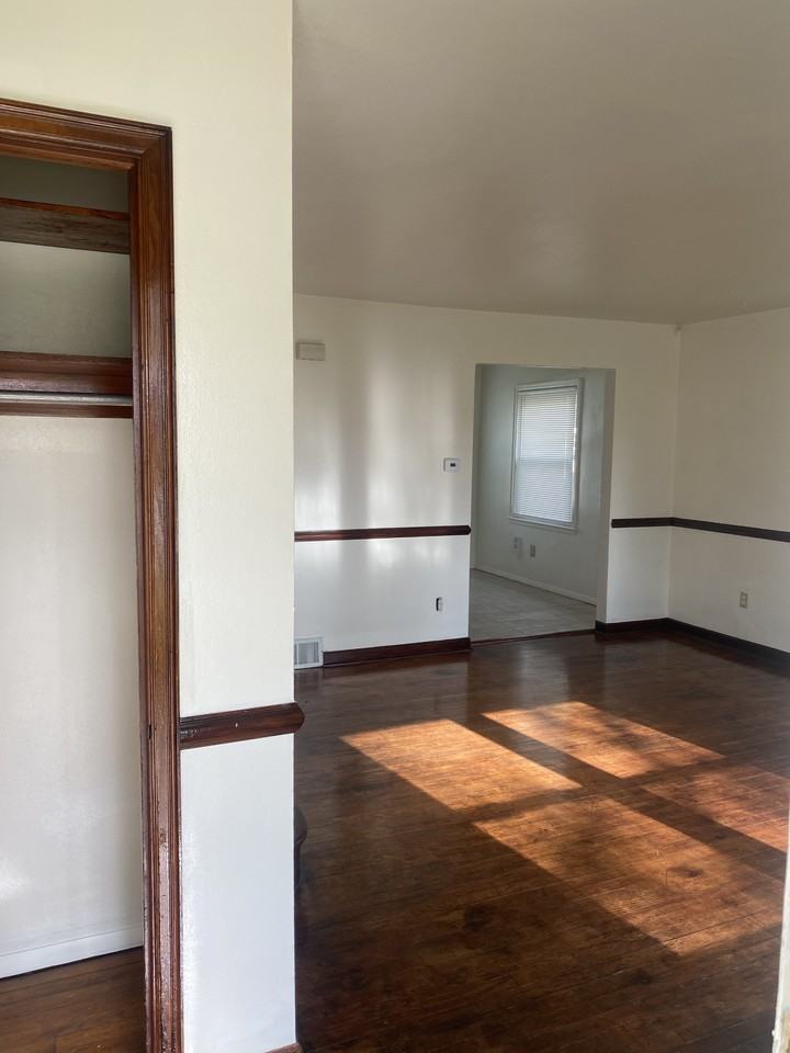 430 N 4th St #1 - Photo 3 of 29