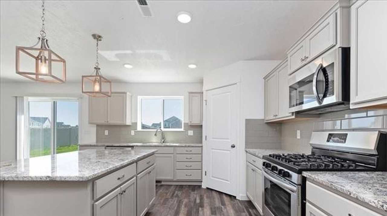 10935 Parachute Ct - Photo 4 of 48