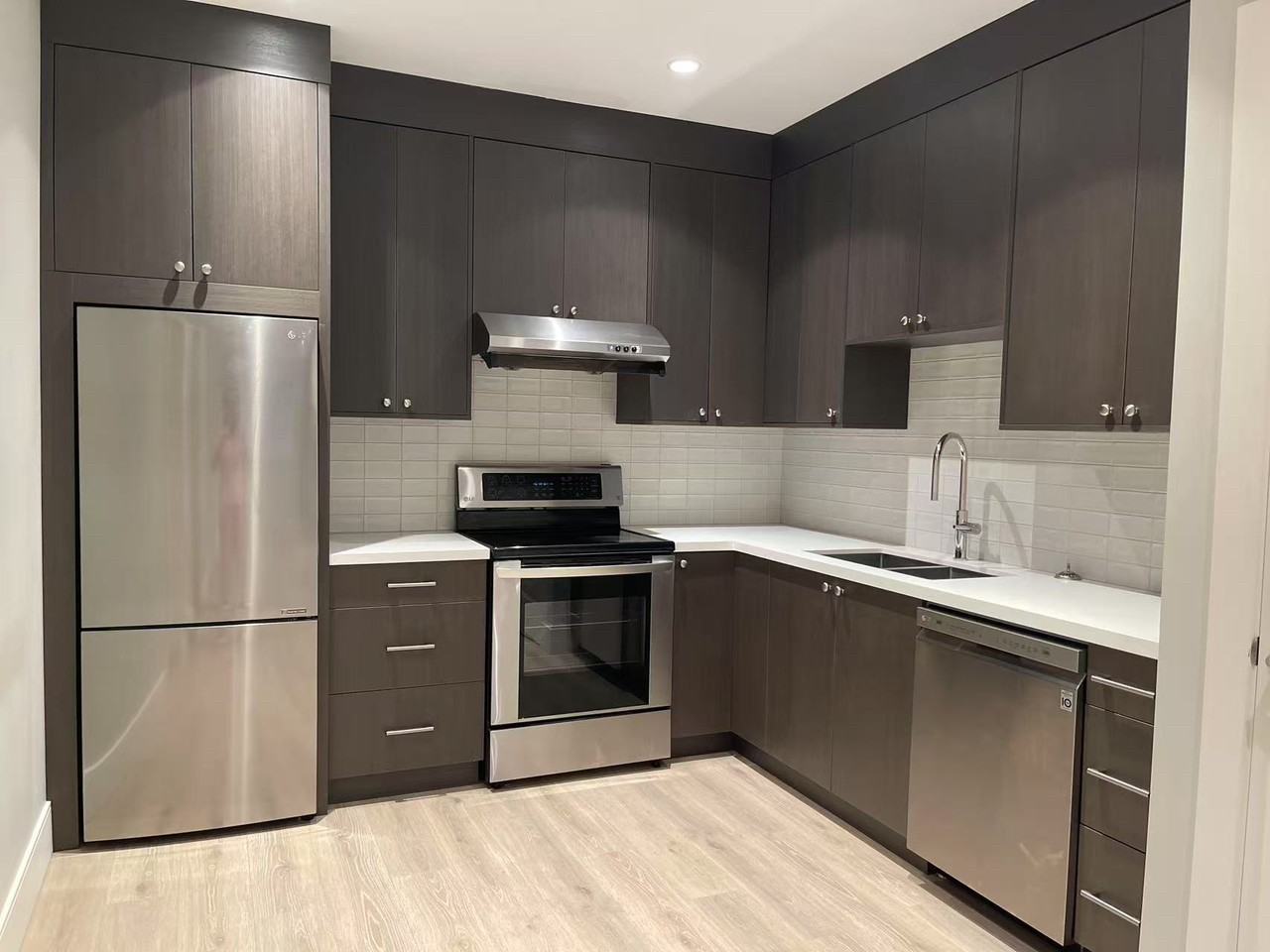 1085 Kings Ave - Photo 2 of 10