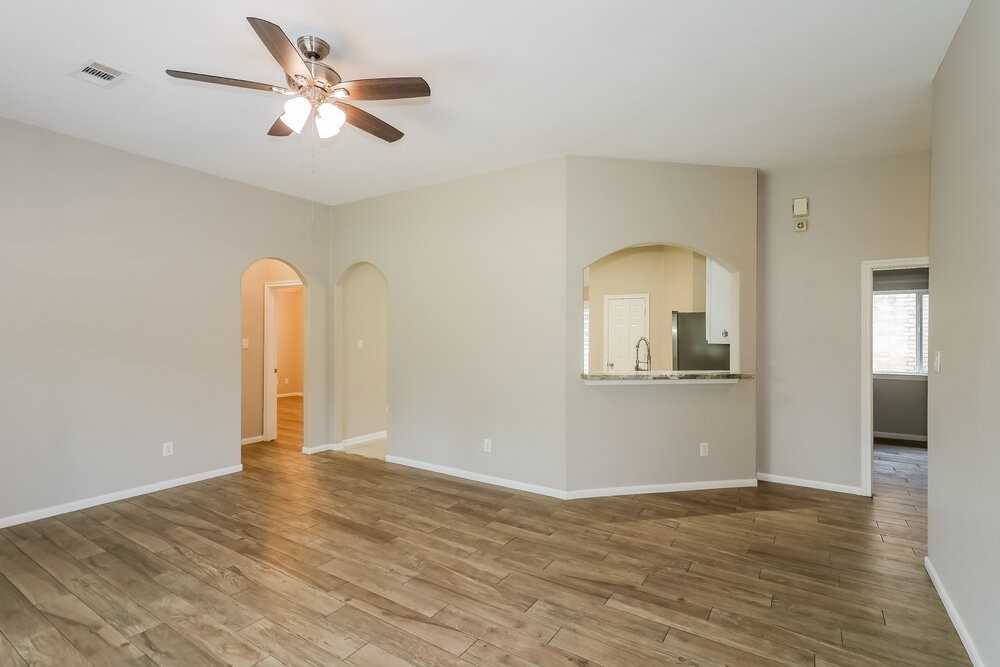 12103 Lakewood Villa Dr - Photo 4 of 16