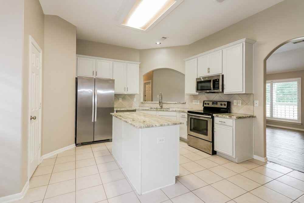 12103 Lakewood Villa Dr - Photo 5 of 16