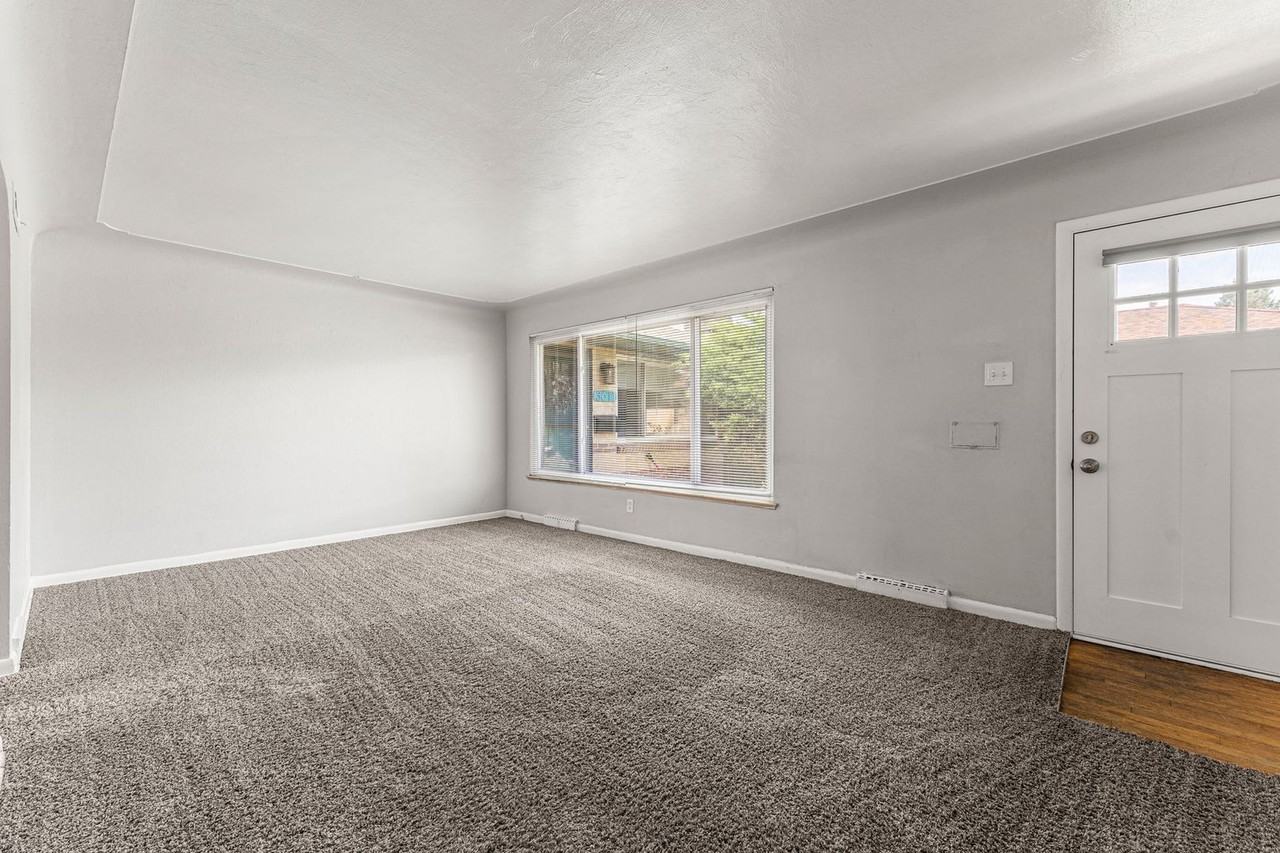 3609 Hudson St - Photo 4 of 17