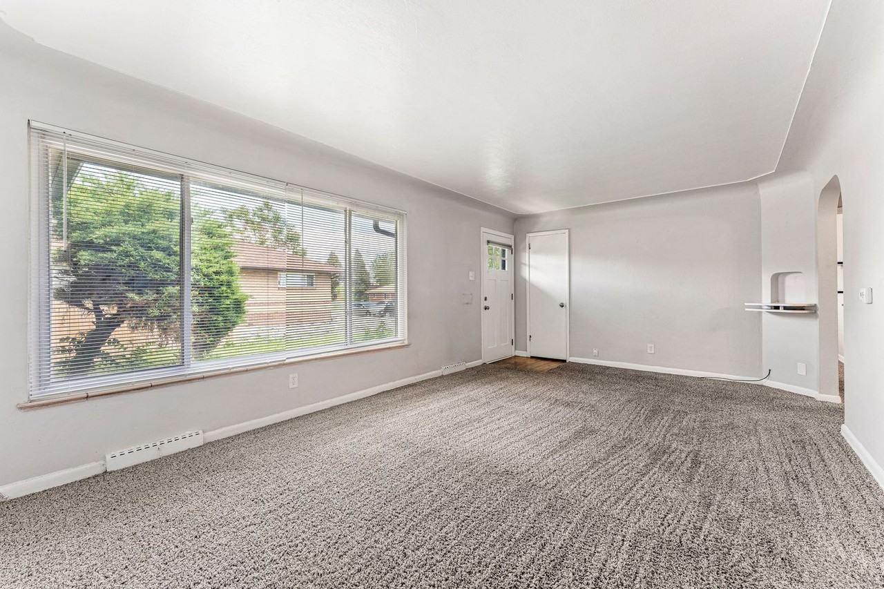 3609 Hudson St - Photo 5 of 17