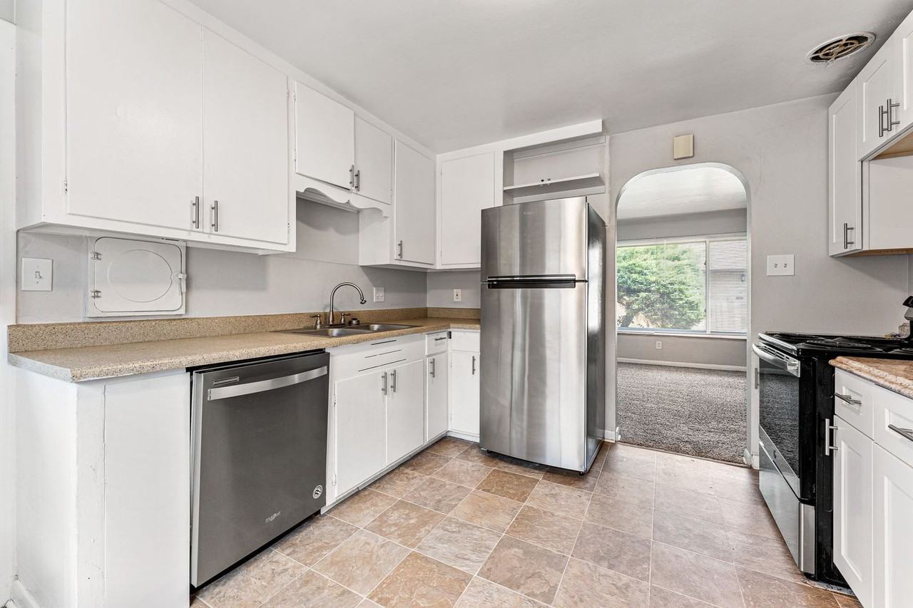 3609 Hudson St - Photo 7 of 17