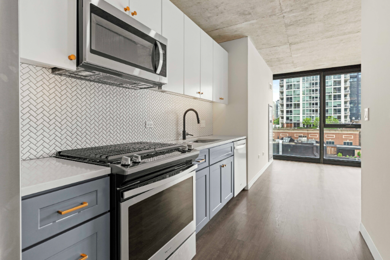 661 N Wells St - Photo 2 of 19