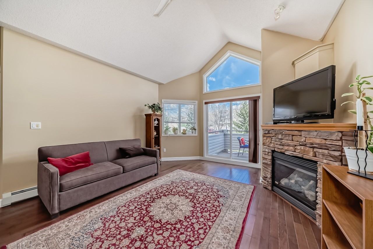 7451 Springbank Blvd Sw - Photo 3 of 10