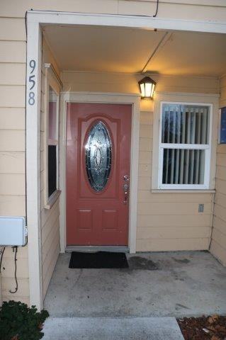 958 Courtyard Cir - Photo 2 of 32