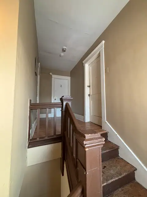 219 Stuart St - 1 bedroom - Photo 3 of 11