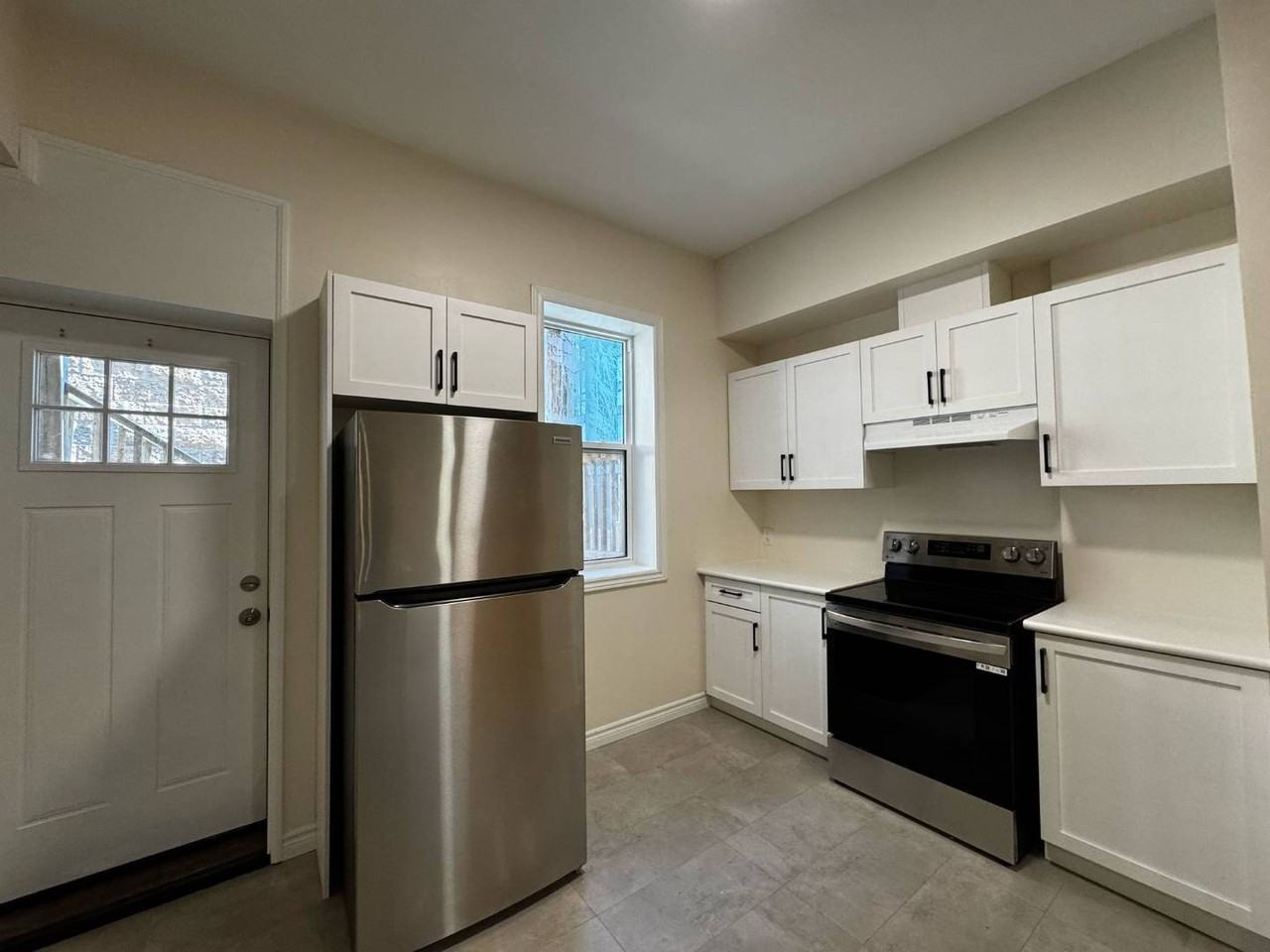 244 James St N - Photo 3 of 12