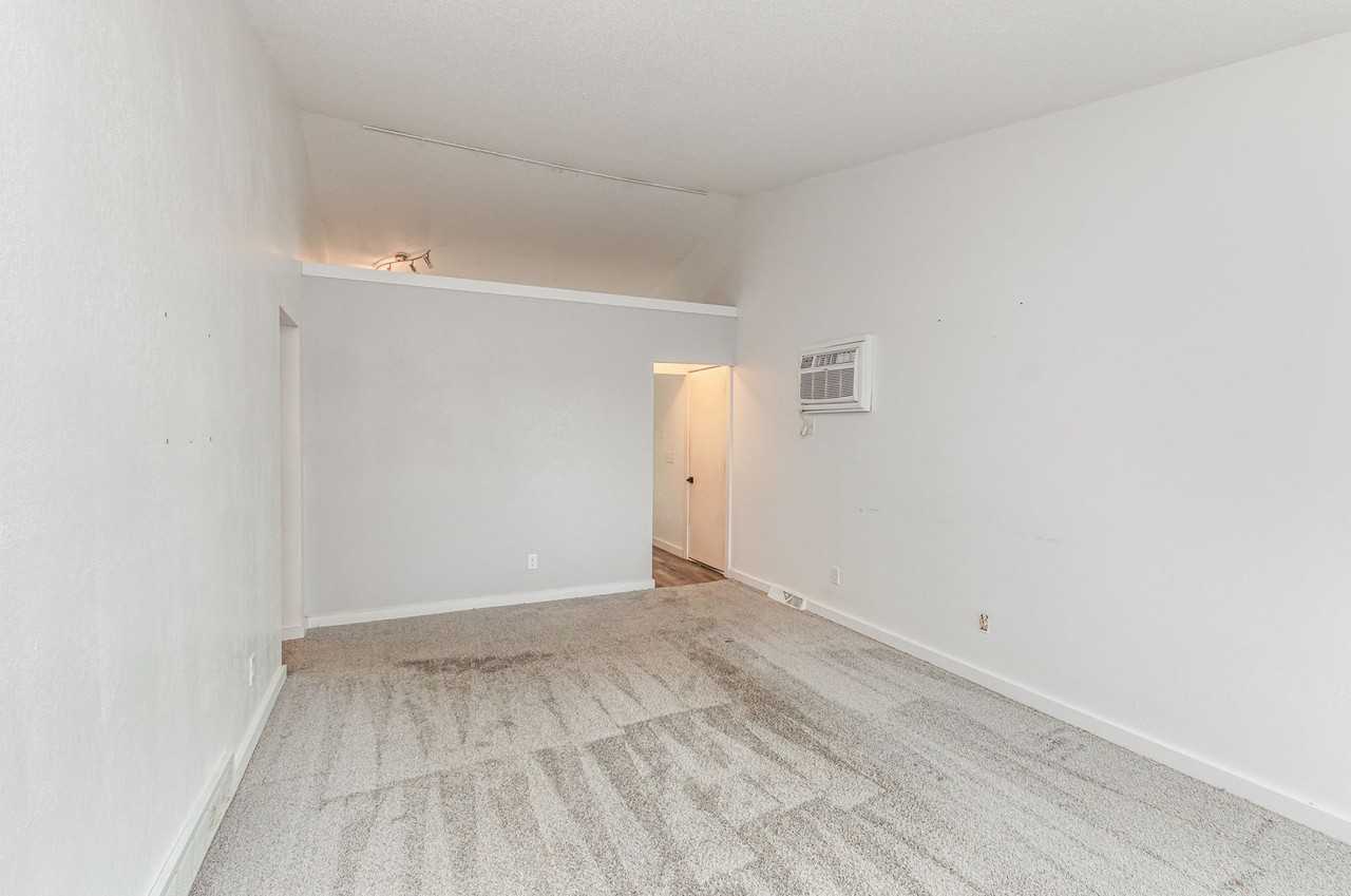 Weiss Street Duplex - Photo 2 of 14