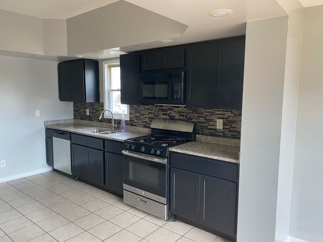 6829 S Aberdeen St - Photo 4 of 22