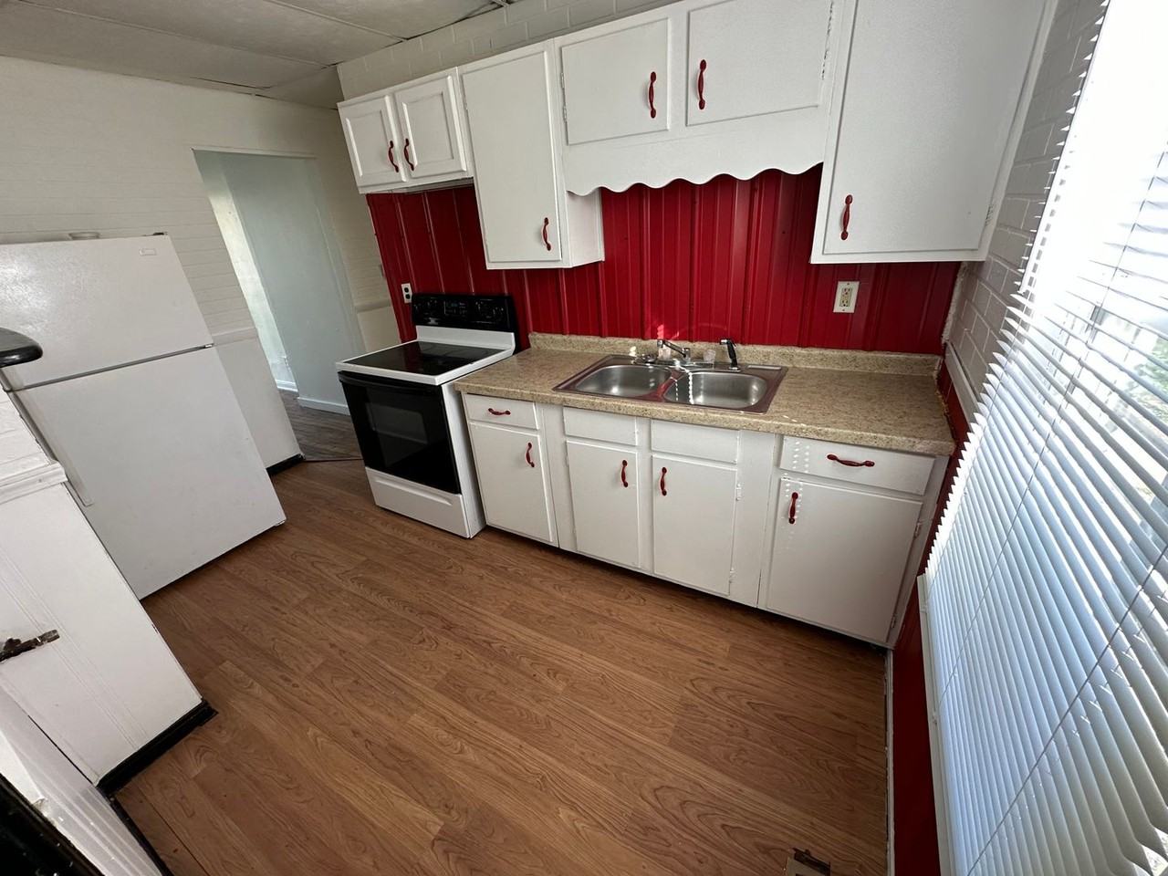 2647 Poplar Ave - Photo 2 of 6