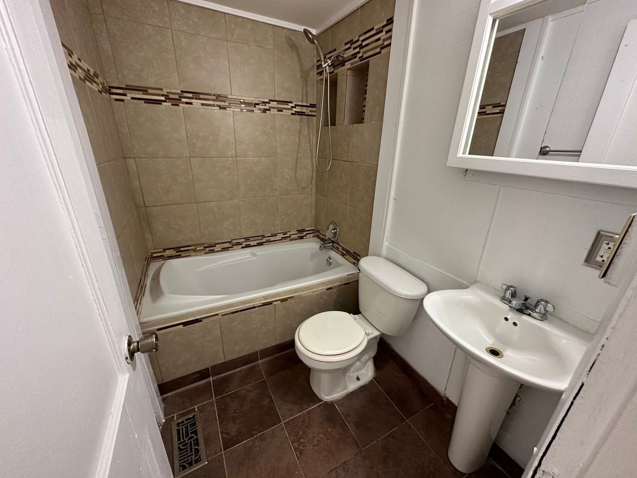 2647 Poplar Ave - Photo 3 of 6