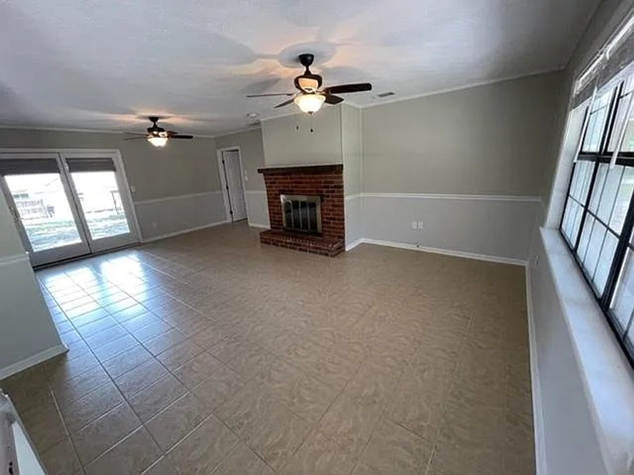 107 Fox St - Photo 3 of 12