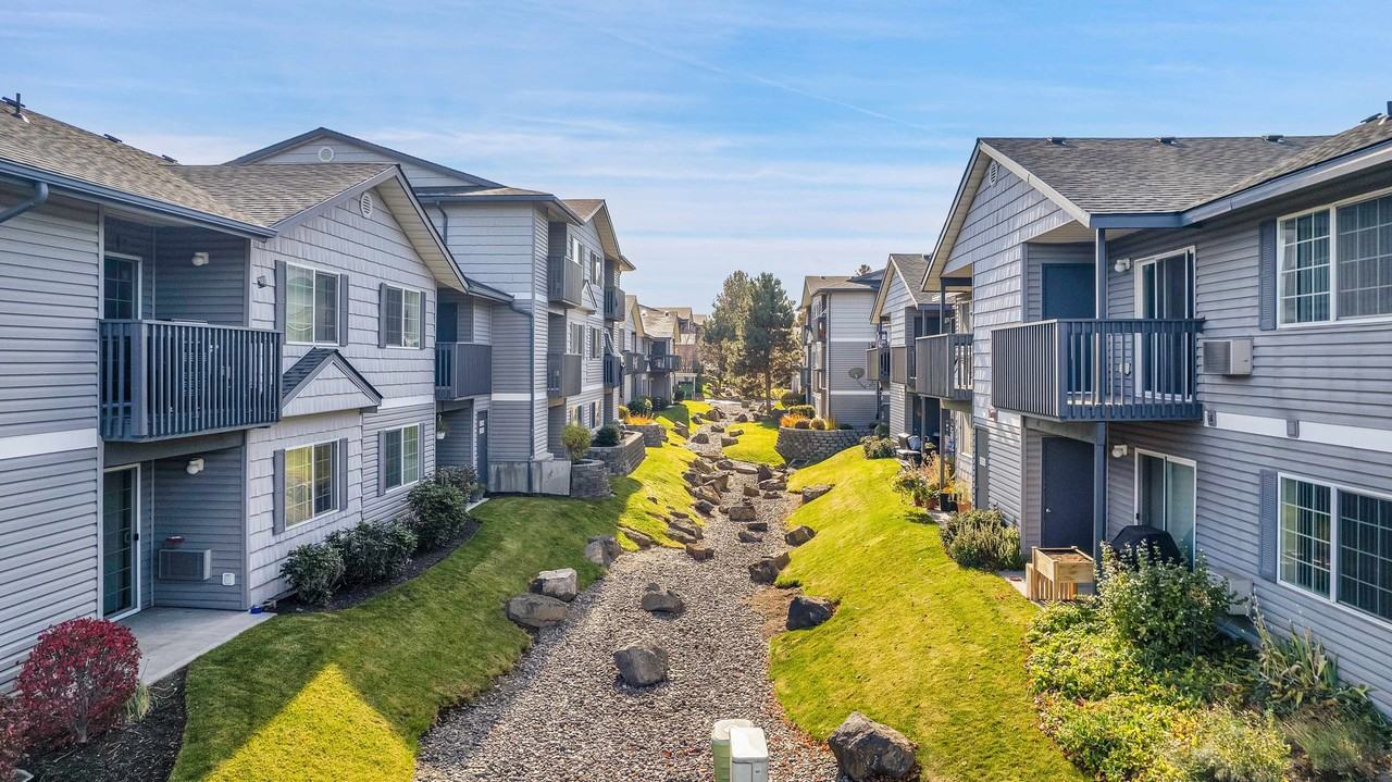 1,2,3-bedroom apartment homes close to everything! - Photo 3 of 26