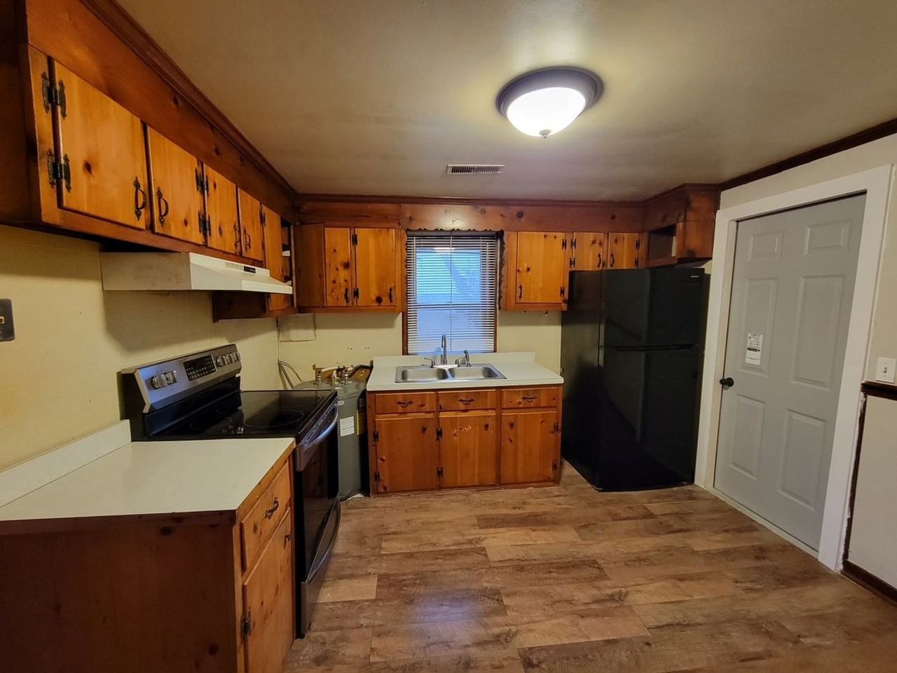 2800 Milhorn St - Photo 4 of 8