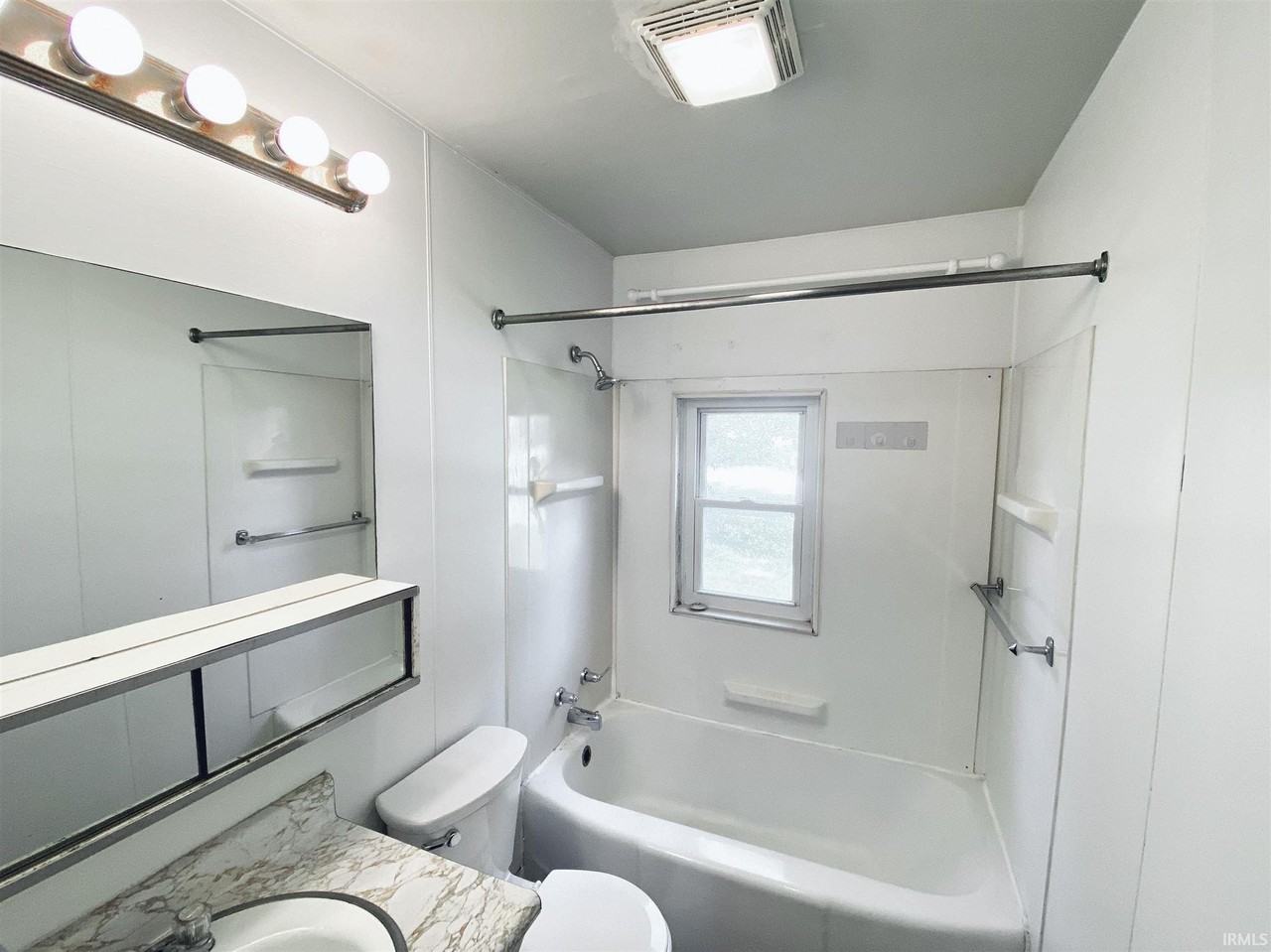 128 North Clark Street - Photo 4 of 15