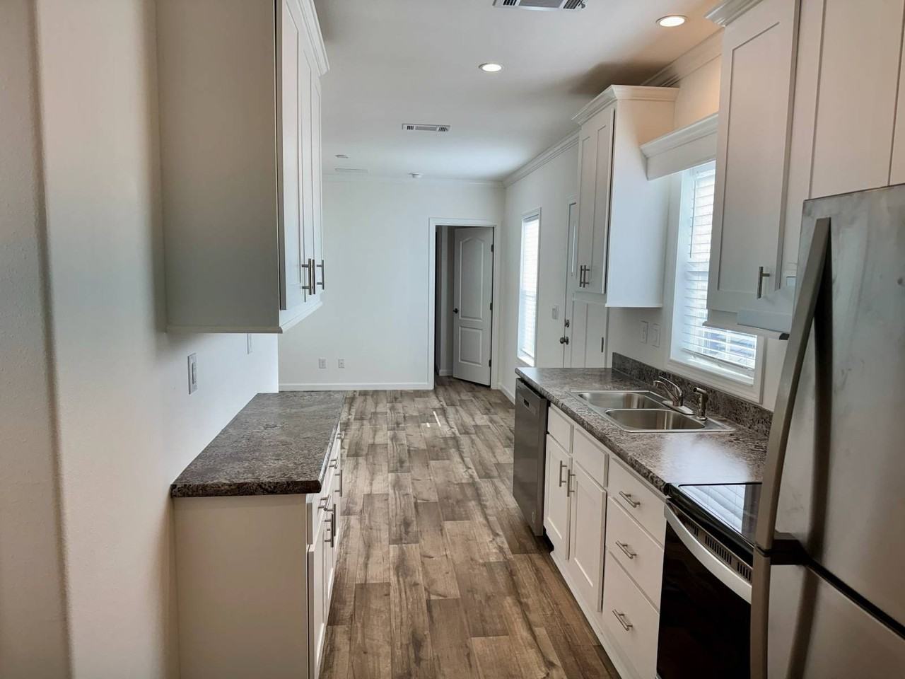 887 East Colonial Circle - Photo 5 of 26