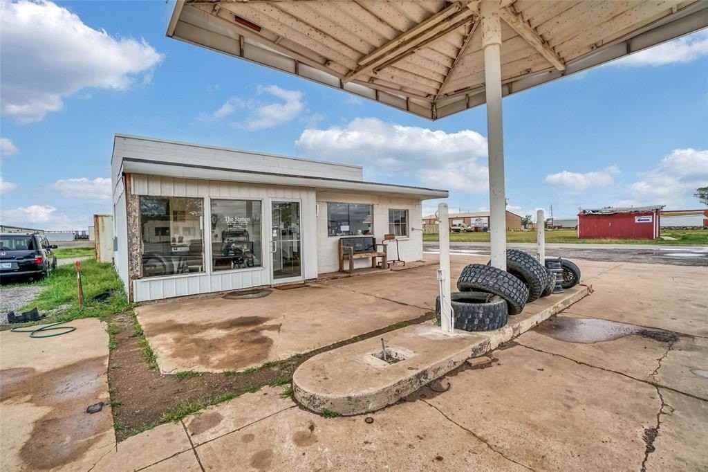 200 E 2nd St - Photo 2 of 25