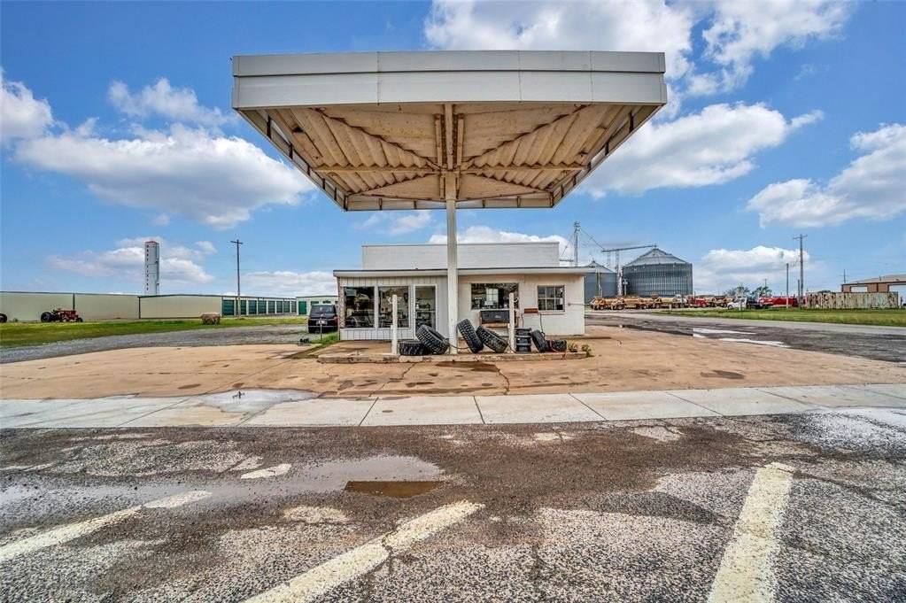 200 E 2nd St - Photo 3 of 25