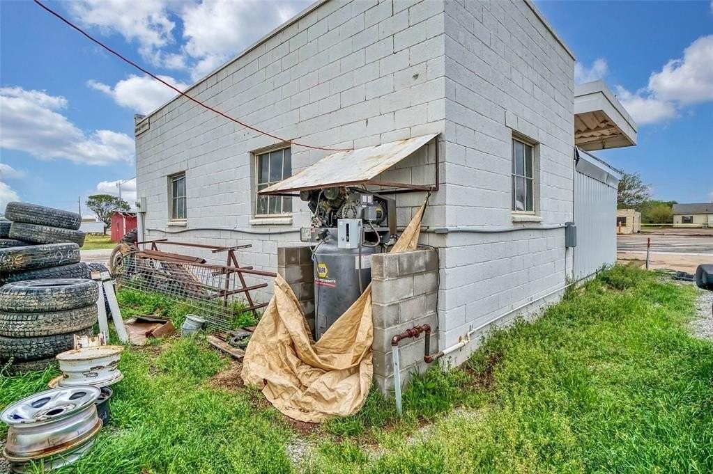 200 E 2nd St - Photo 7 of 25