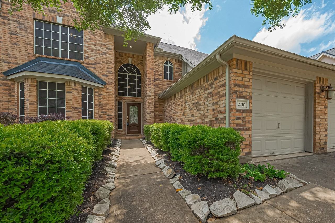 2710 Five Oaks Dr - Photo 3 of 41