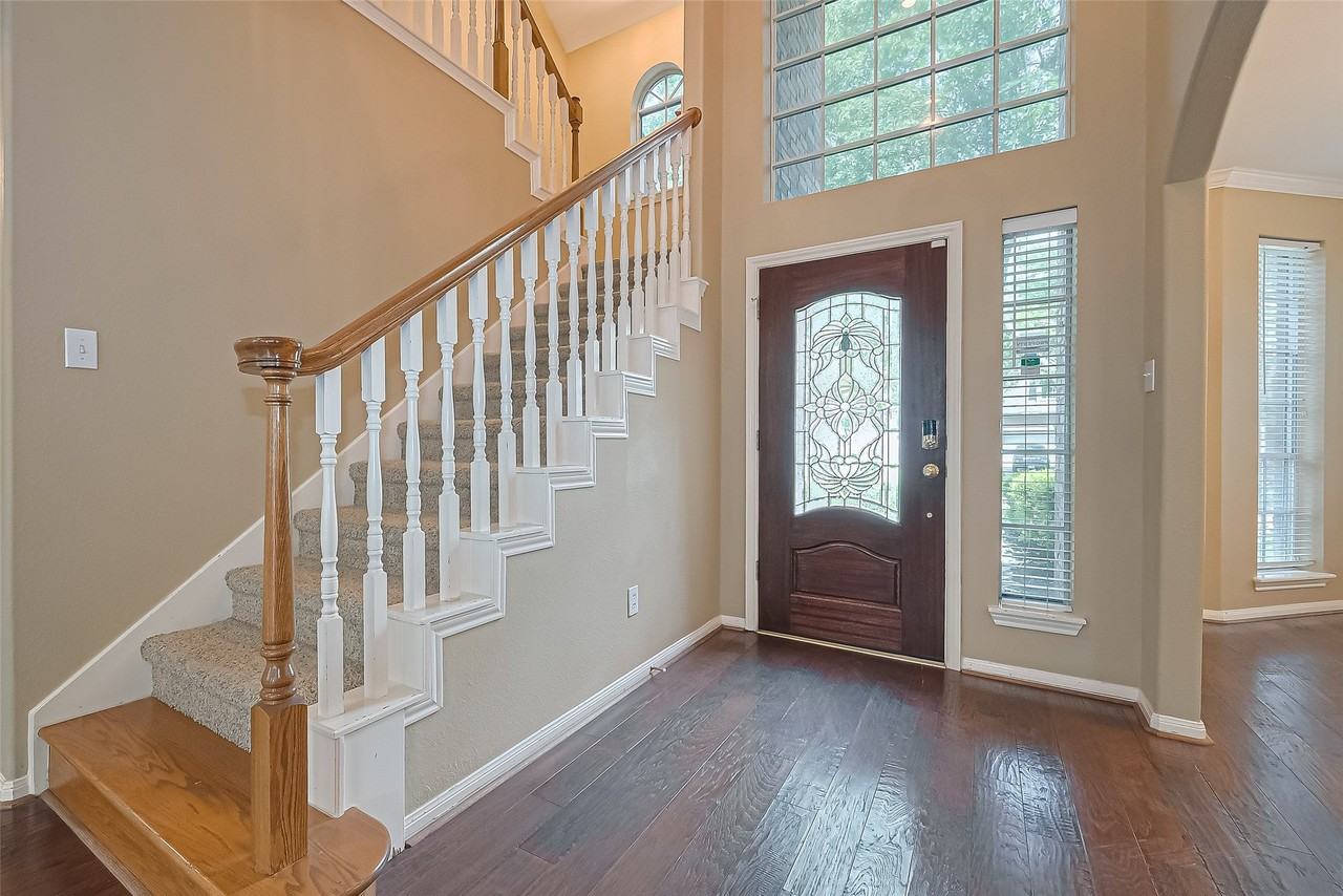 2710 Five Oaks Dr - Photo 4 of 41