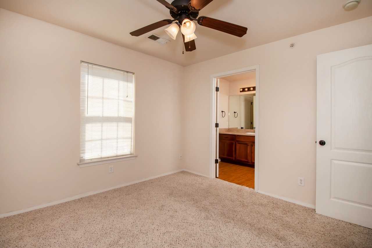 Town & Country Apartments - Photo 4 of 35