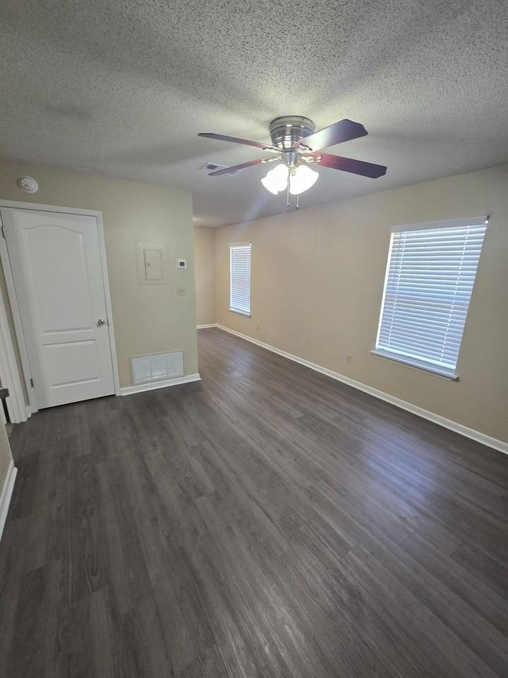 117 Alder Ave Se - Photo 2 of 11
