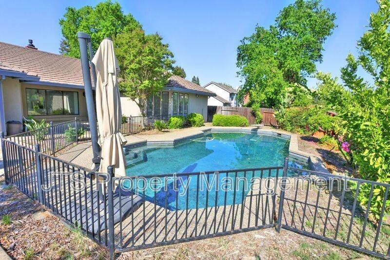 221 Audubon Cir - Photo 2 of 50