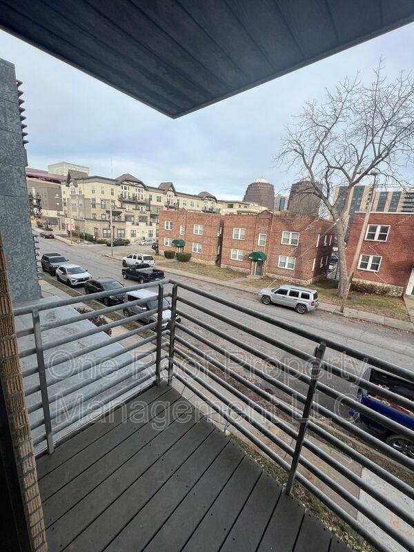 4532 Broadway #2S - Photo 7 of 9