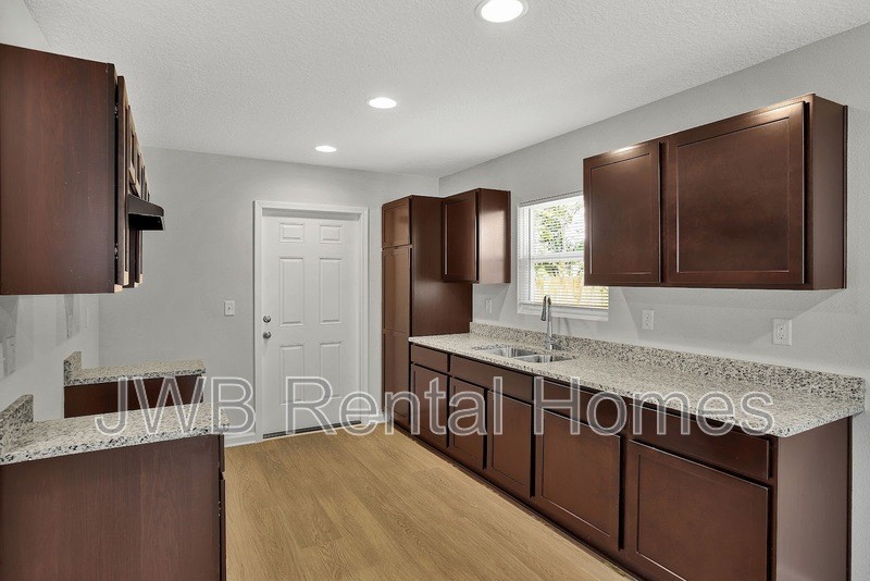 1581 W 14th St - Photo 2 of 15