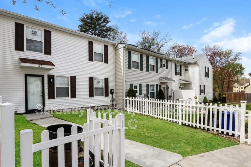 37 Berkshire Rd - Photo 3 of 15