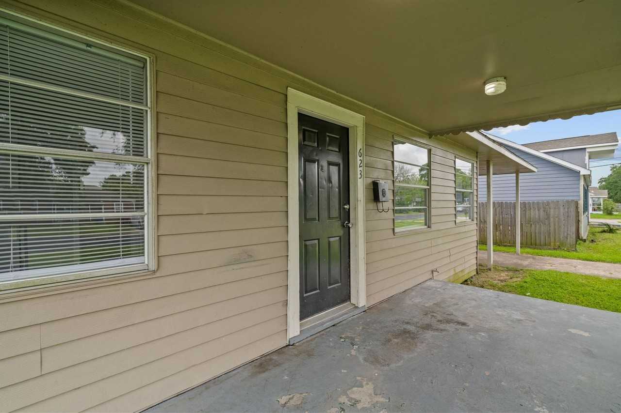 623 18th Ave N - Photo 4 of 24