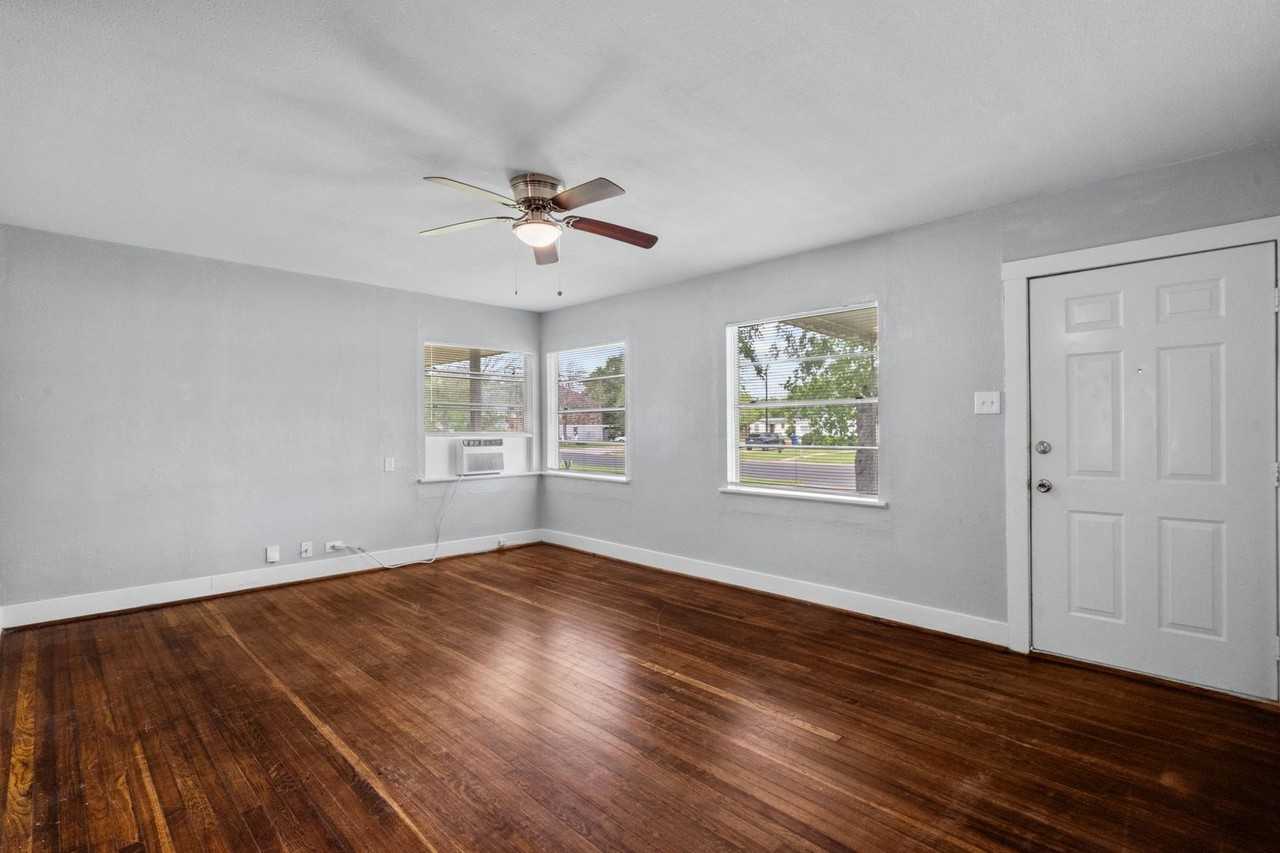 623 18th Ave N - Photo 6 of 24