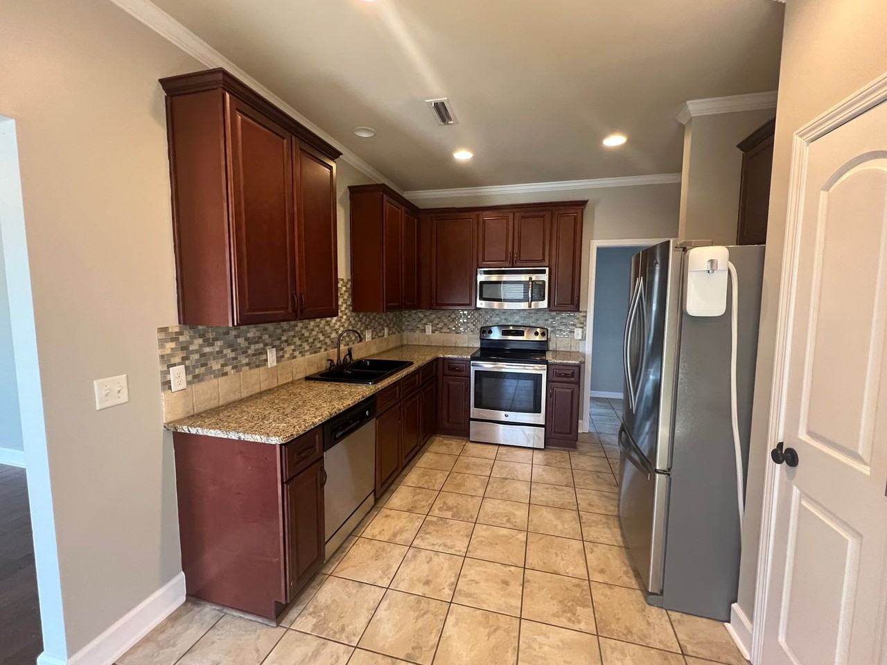 116 Dawson Ln - Photo 3 of 21