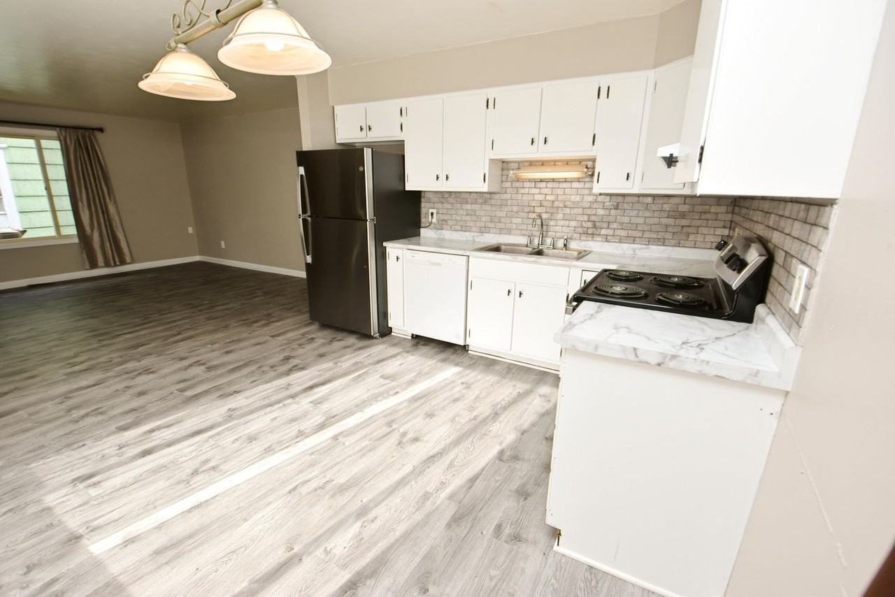 1023 Oakland St - Photo 4 of 21
