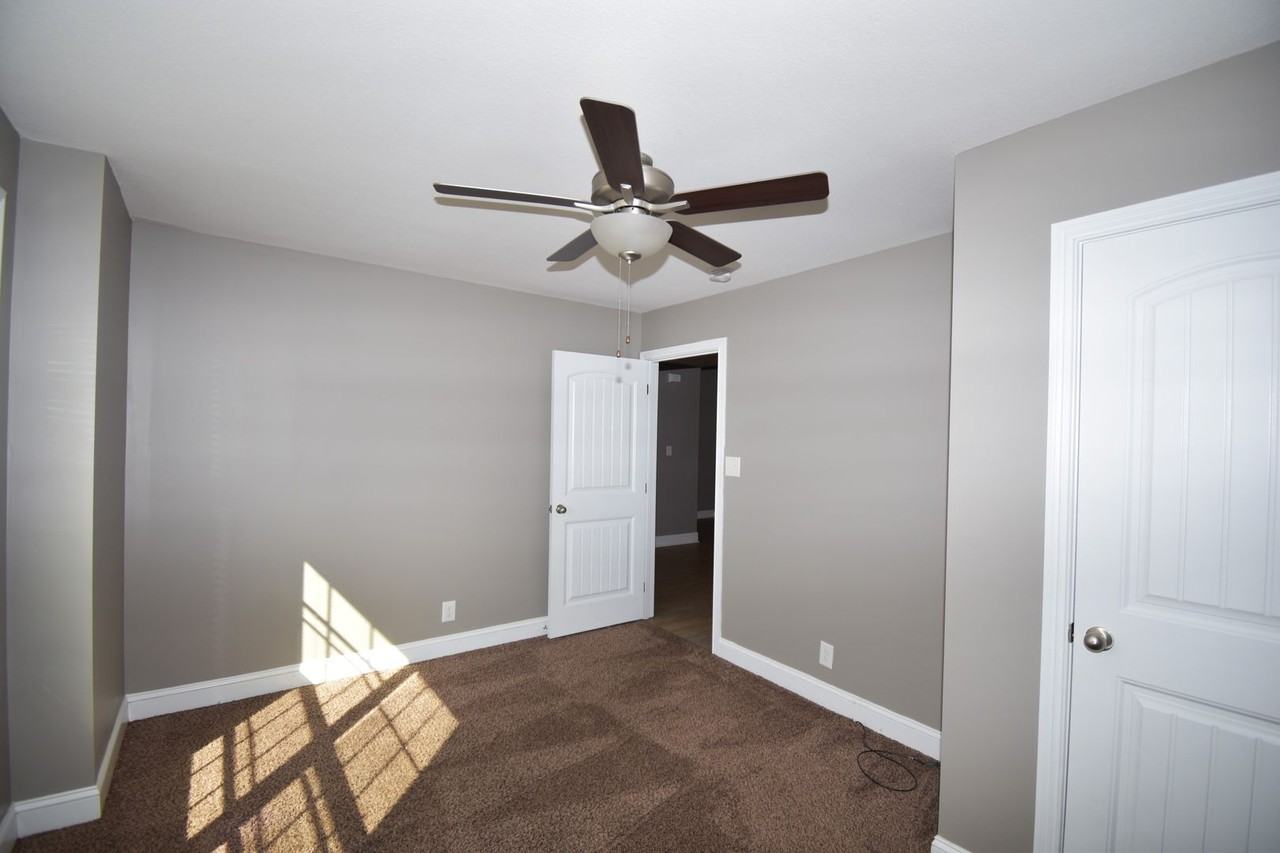 207 Geneva Ln - Photo 6 of 28