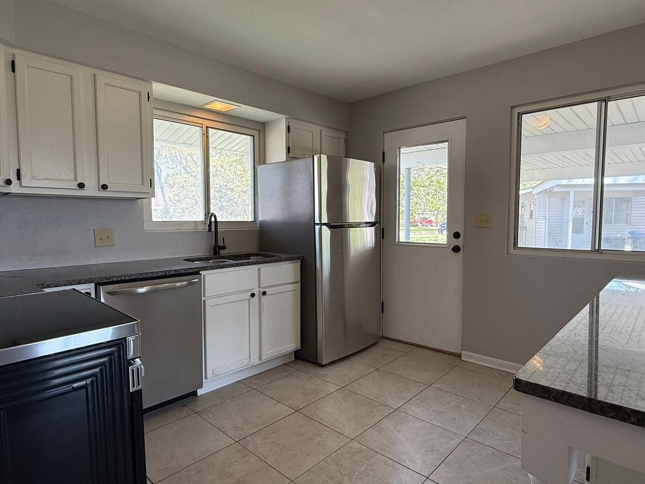 1311 Sw 72nd Pl - Photo 3 of 12