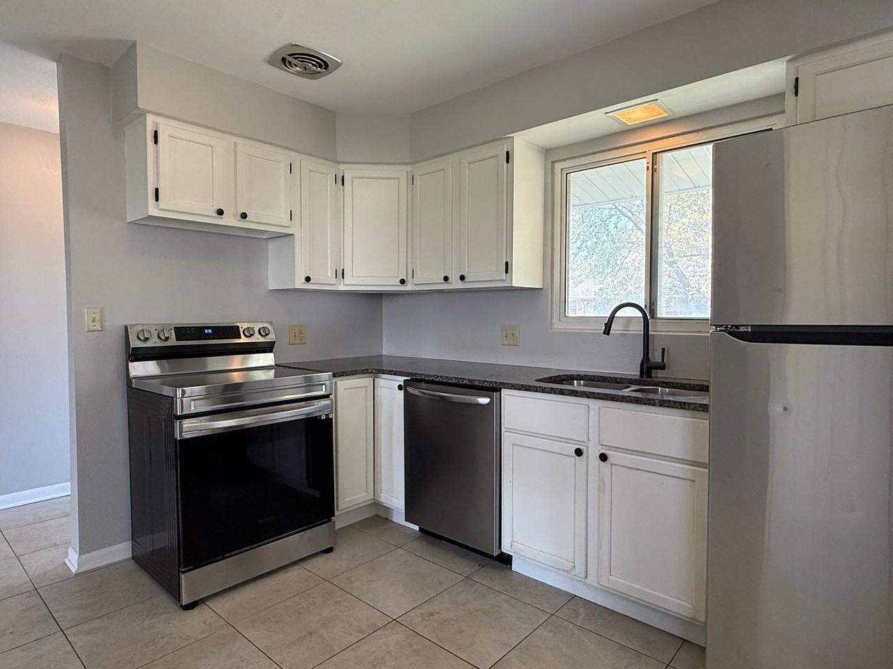 1311 Sw 72nd Pl - Photo 4 of 12